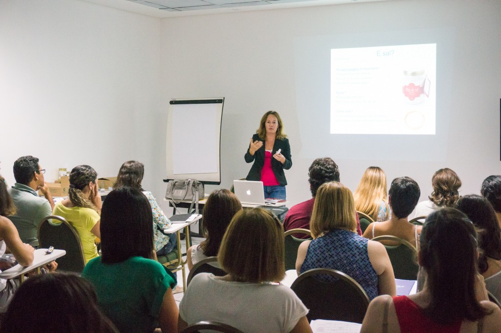 Ana Veríssimo apresentando mil e uma maneiras de usar o Kong.